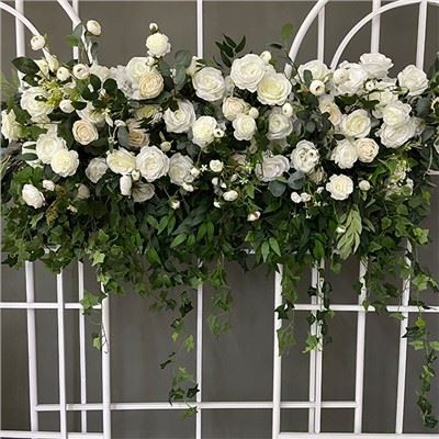 Asılı Çiçeklerle Düğün Kemeri